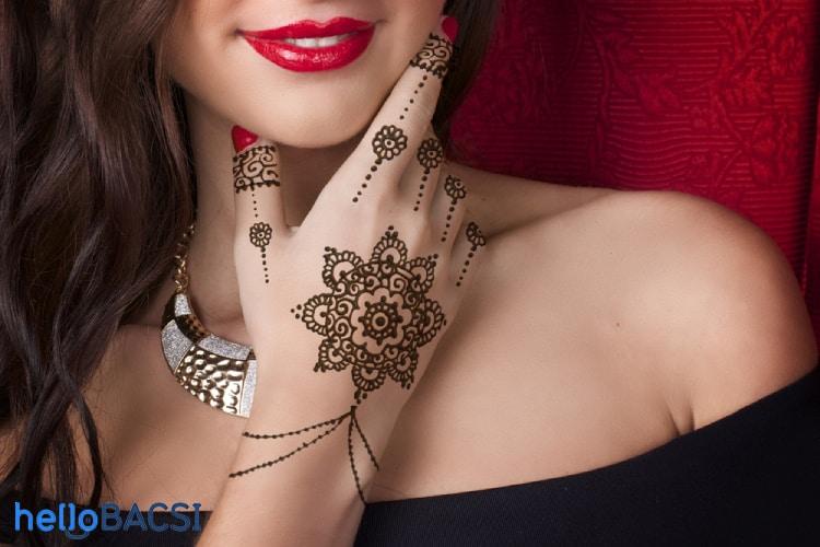 bà bầu vẽ henna