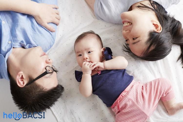 cha mẹ chơi với trẻ
