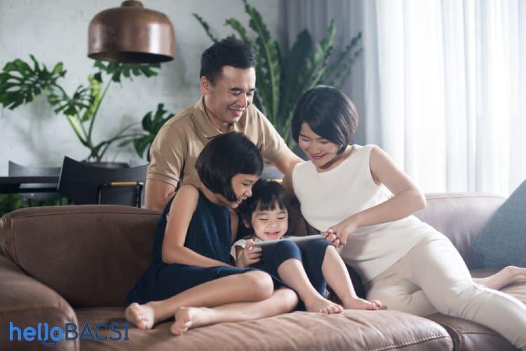 cho trẻ chơi trò chơi điện tử