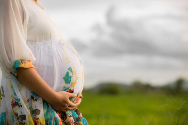 Ra máu khi mang thai nguy hiểm không và cần lưu ý gì khi ra huyết hồng?