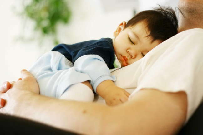 Bố giúp mẹ chăm sóc con nhỏ như thế nào?
