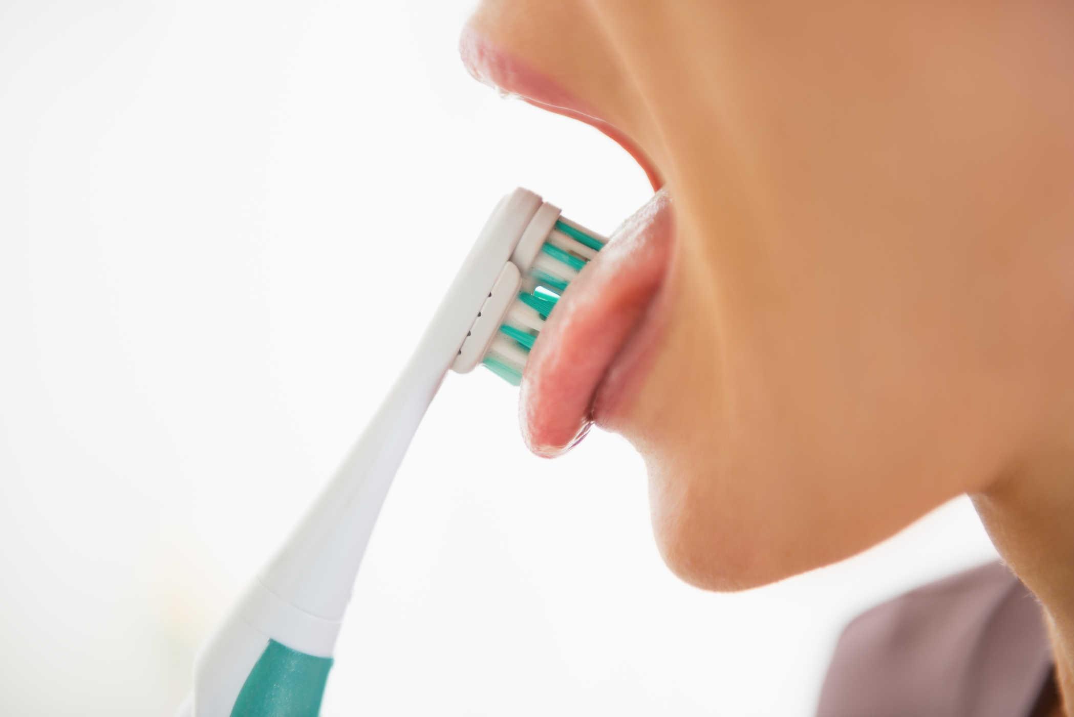 Hoảng hốt phát hiện lưỡi mọc lông đen