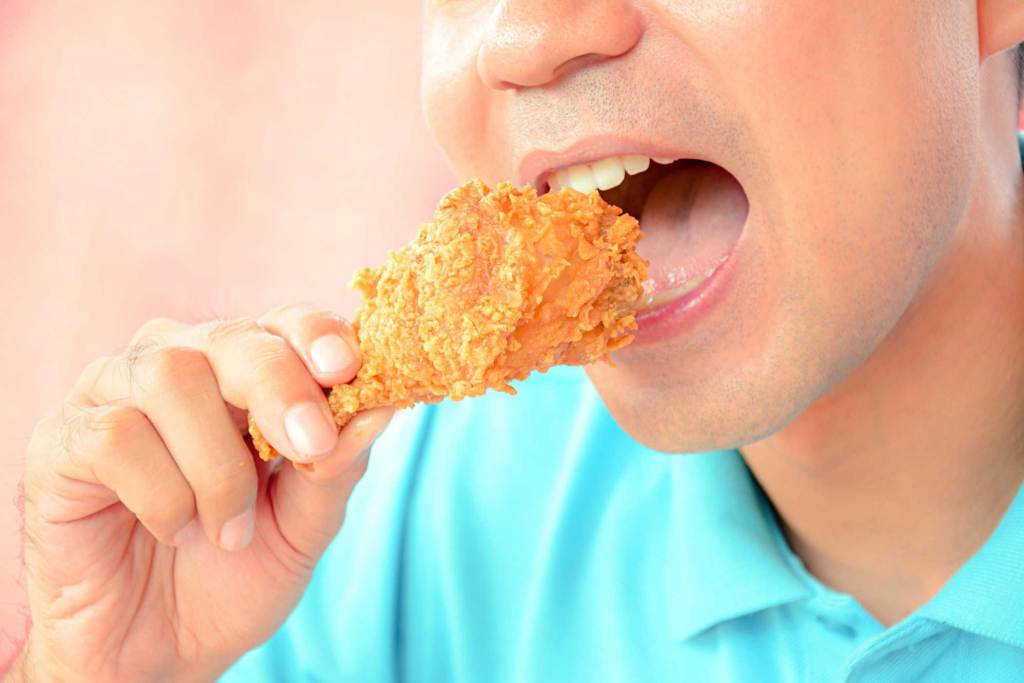 Ăn đồ chiên dầu mỡ thường xuyên dễ gây loét miệng