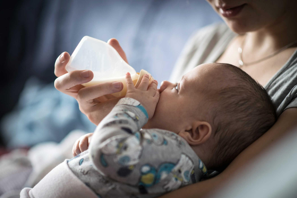 Ngưng cho bé bú bình khi bé một tuổi