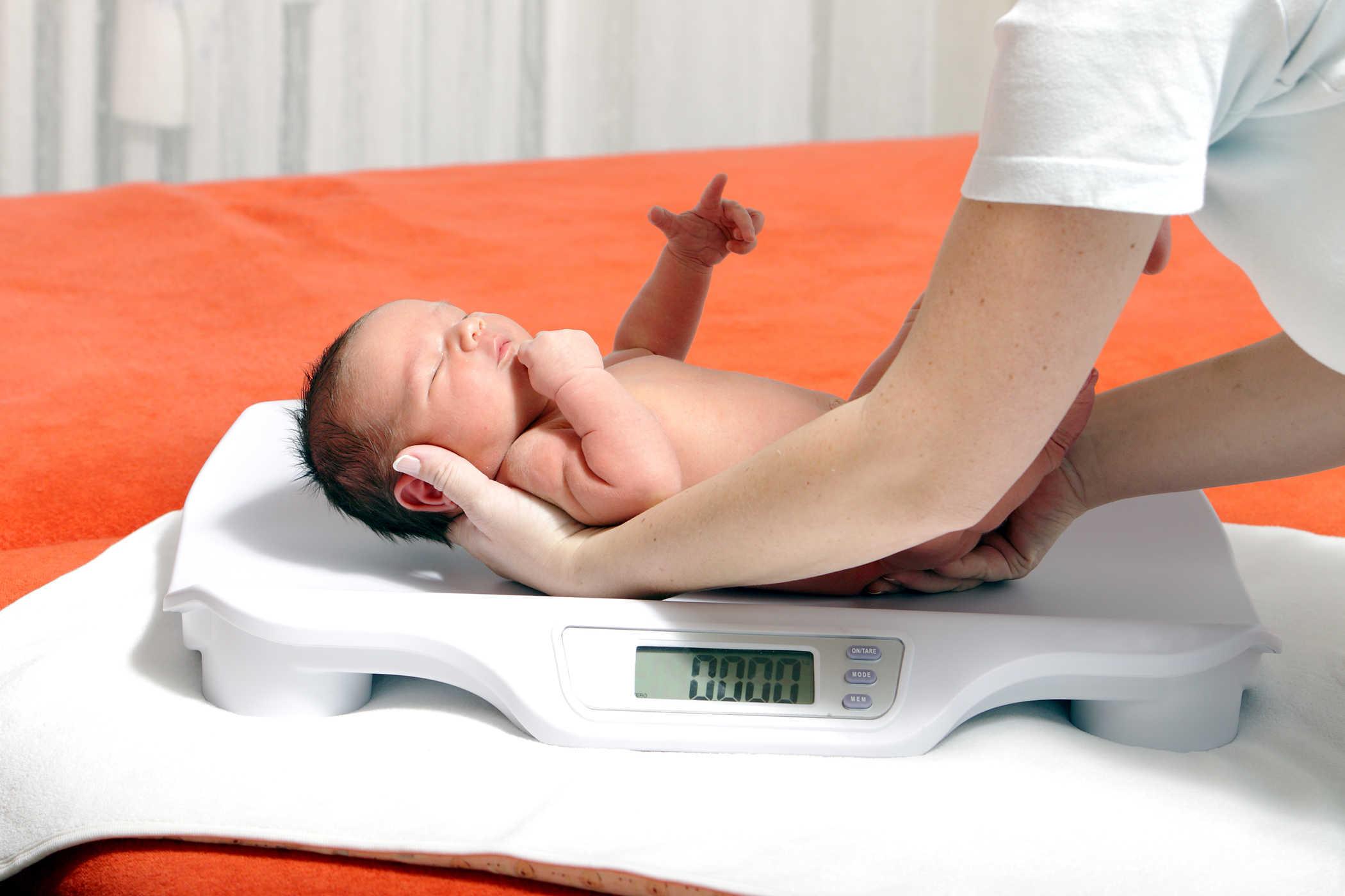 Cách để xác định nhu cầu calo của trẻ sơ sinh