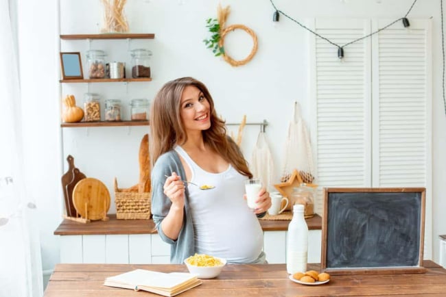 Bà bầu bị táo bón nên ăn gì và kiêng gì để nhanh khỏi?