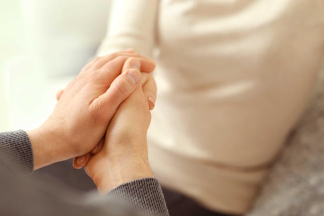 Làm thế nào để giúp một người bị nhiễm HIV?
