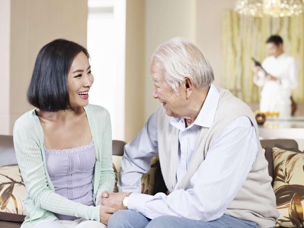 Bác sĩ đưa lời khuyên cho người nhà bệnh nhân sau tai biến mạch máu não