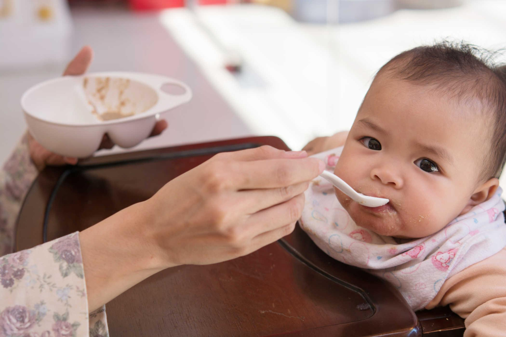 Bạn nên làm gì khi bé bị đầy hơi?
