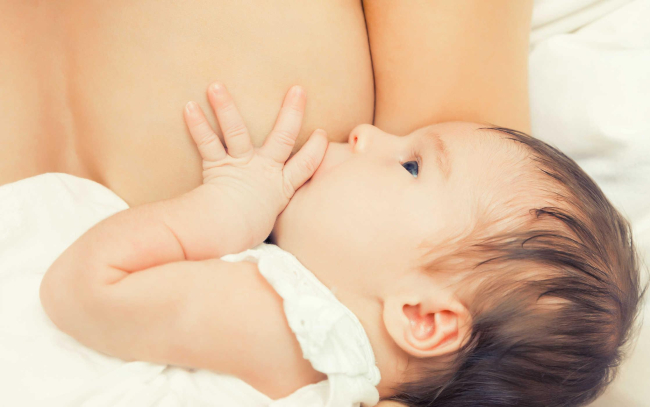 Mách mẹ bí quyết chữa "nứt cổ gà" khi cho bé bú