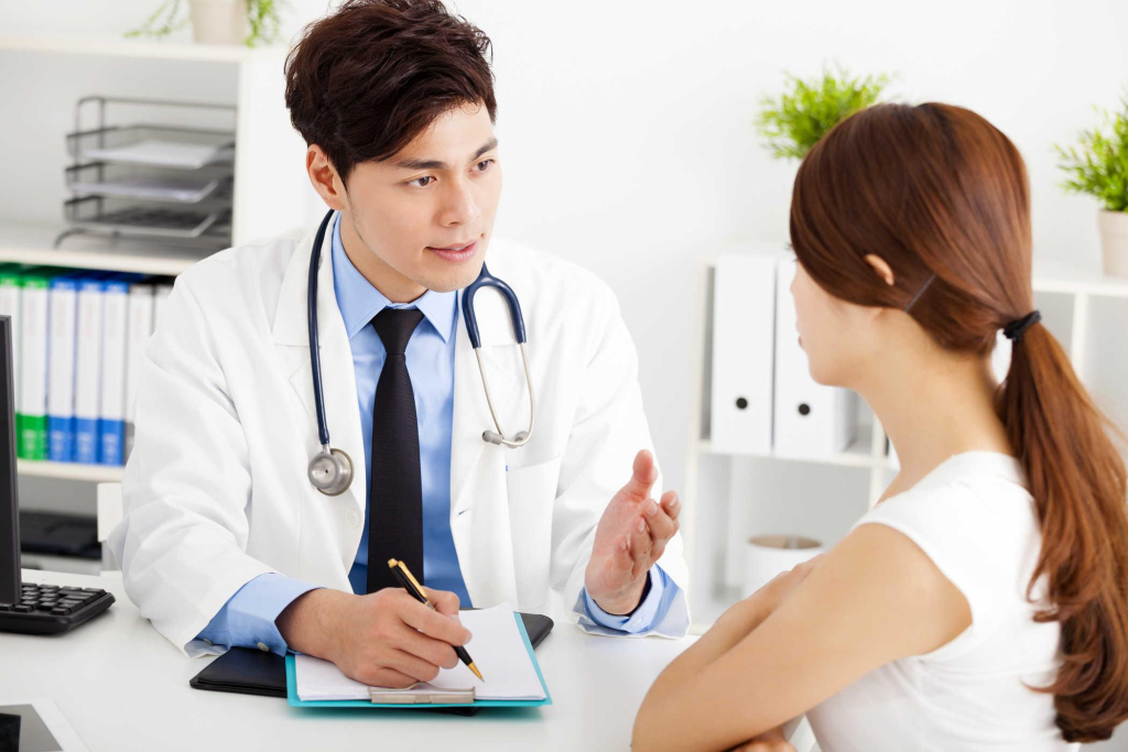 bác sĩ tư vấn cho bệnh nhân