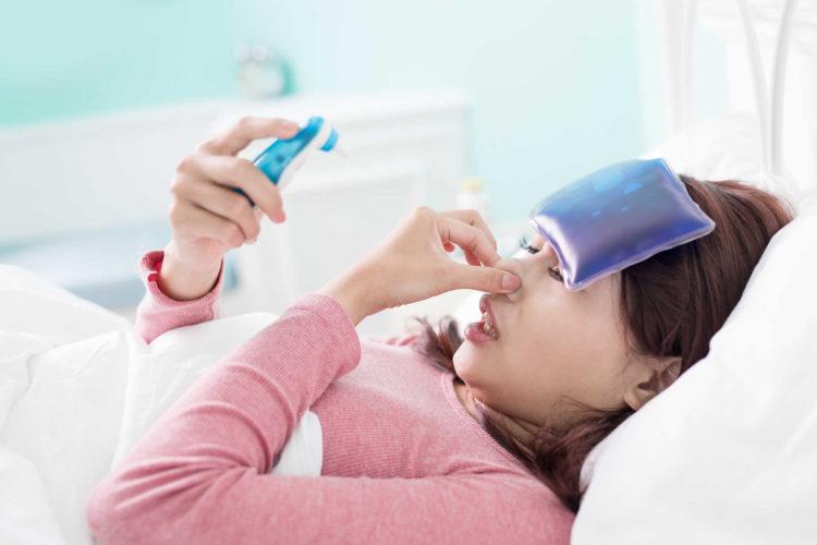 Sốt cỏ khô là gì? Bệnh này khác với cảm sốt thông thường như thế nào?