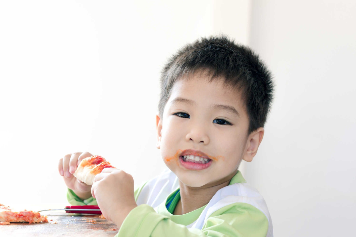 Trẻ 3 tuổi: mẹ nên cho con ăn như thế nào?