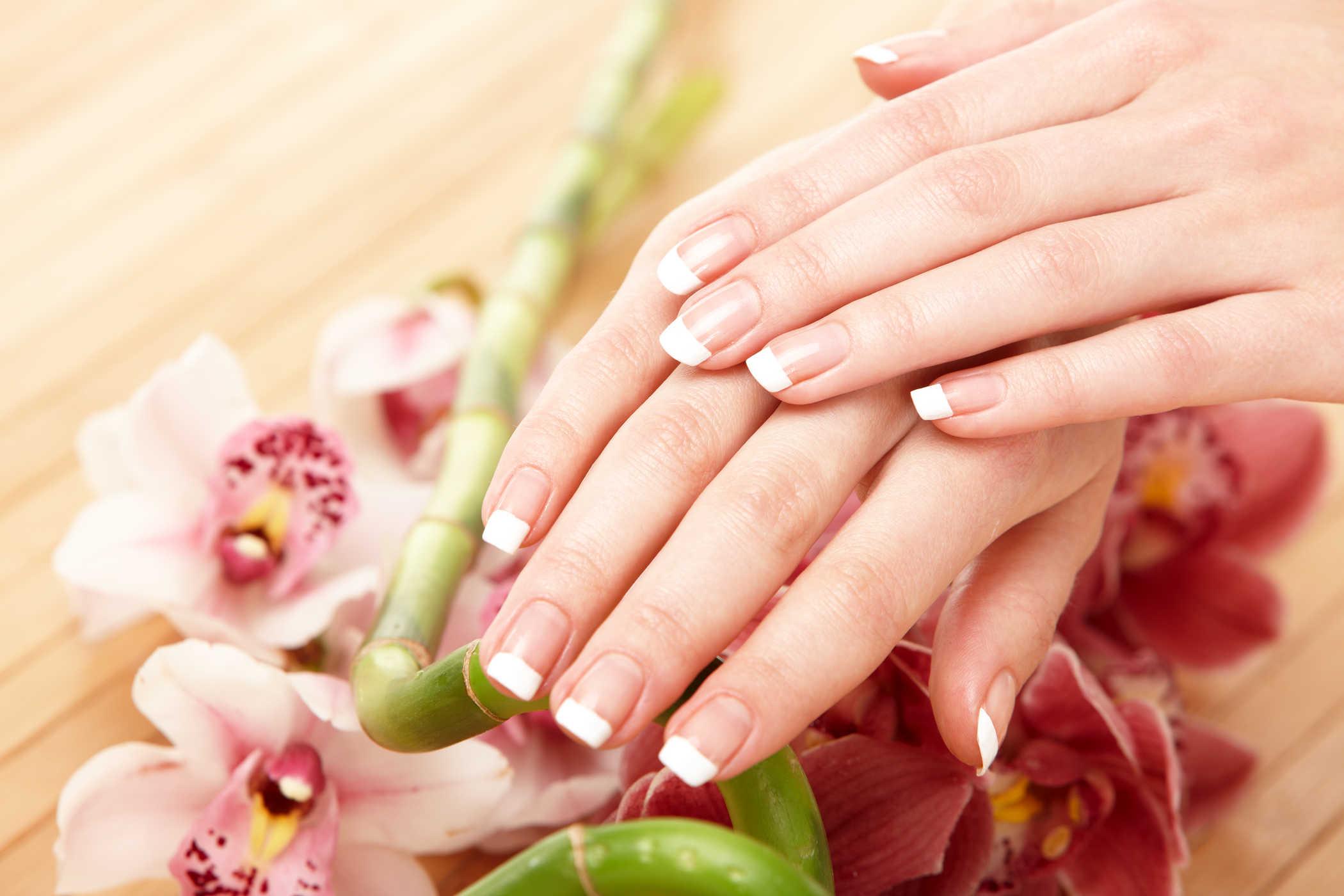 8 dấu hiệu ở móng tay mà bạn không thể xem thường