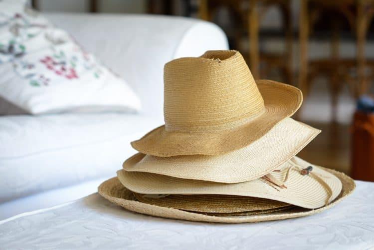 Mũ là vật dụng cơ bản bảo vệ trán và mũi