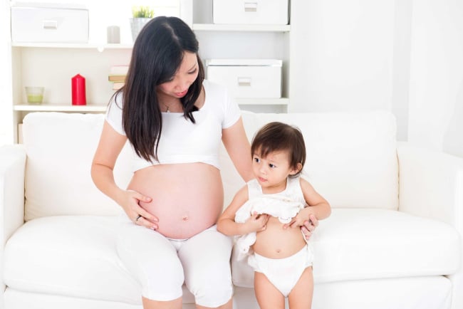 Sinh con liền nhau: bố mẹ chăm con như thế nào?