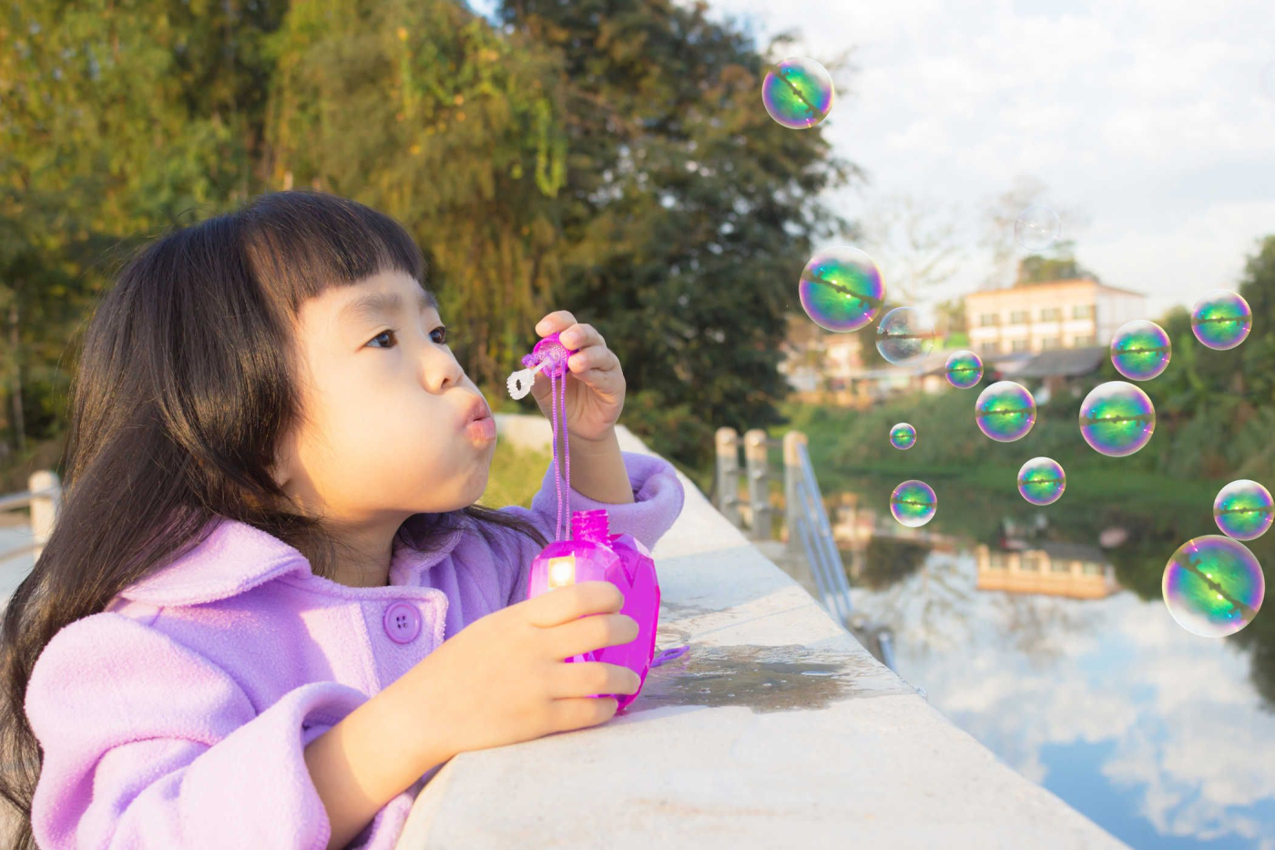 Con hay chơi bong bóng xà phòng? Coi chừng ngộ độc!