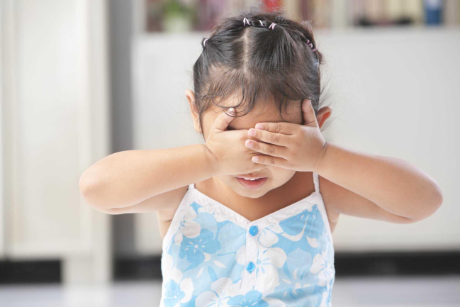 Nguyên nhân trẻ nhút nhát kém tự tin