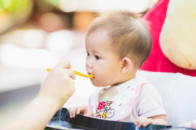 Bé tập ăn dặm: Nên ăn bằng bột chế biến sẵn hay mẹ tự nấu?