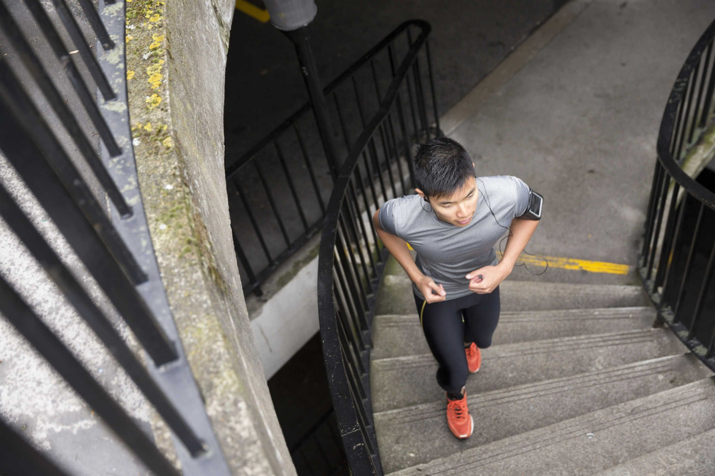 6 bài tập với cầu thang bộ giúp giữ gìn vóc dáng