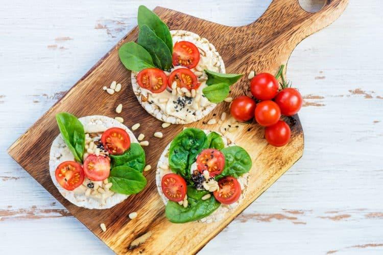bánh gạo, cà chua, rau mầm