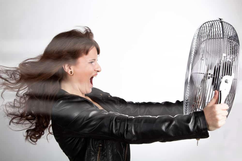 Xung nhiệt đột ngột: Tự nhiên người nóng bừng phải làm sao?