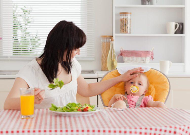 Mẹ sau sinh, đang cho con bú có nên ăn cam hay uống nước cam không?