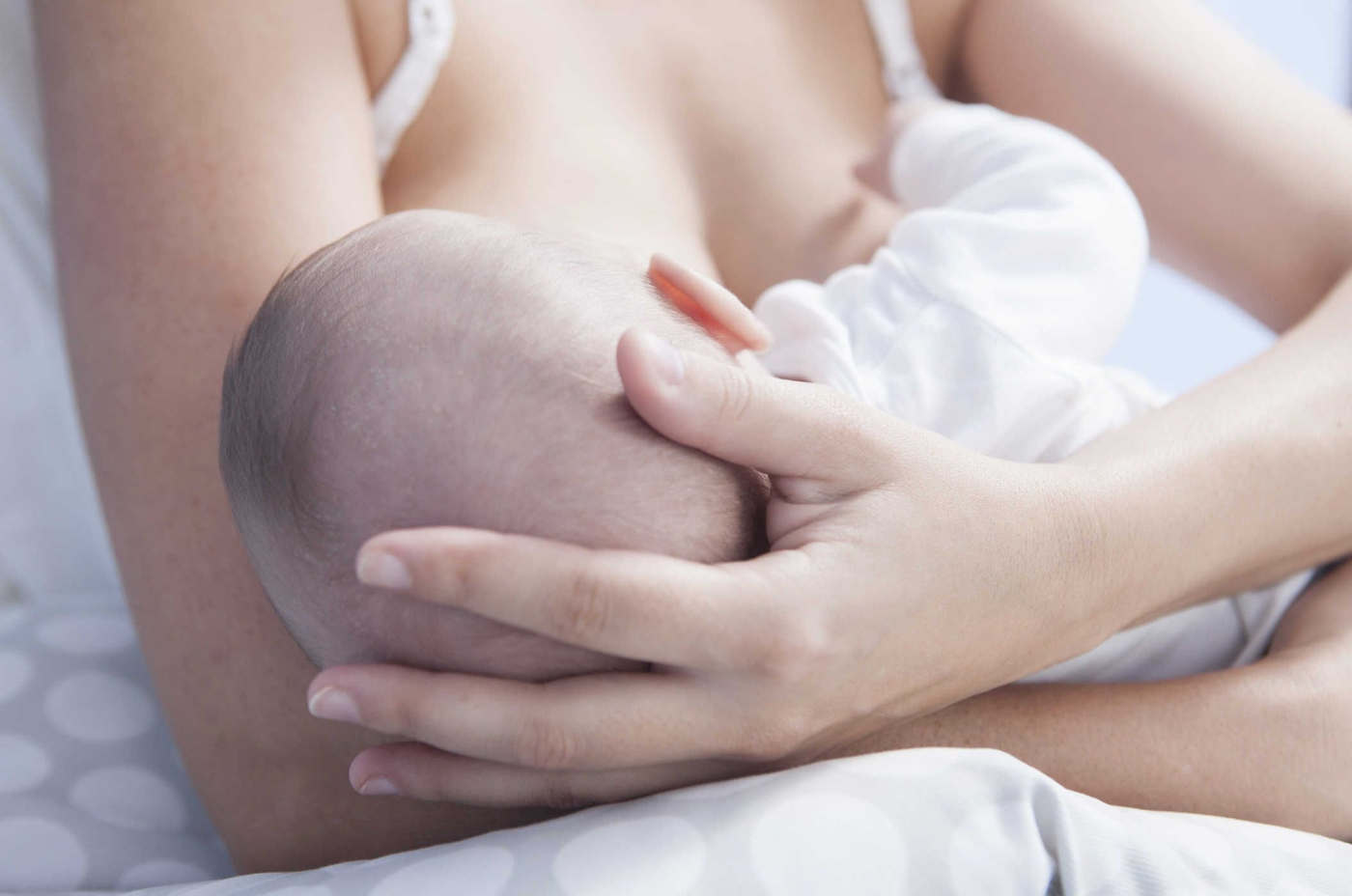 Mẹ bị viêm tuyến vú có nên tiếp tục cho trẻ bú? Làm sao để chữa khỏi?