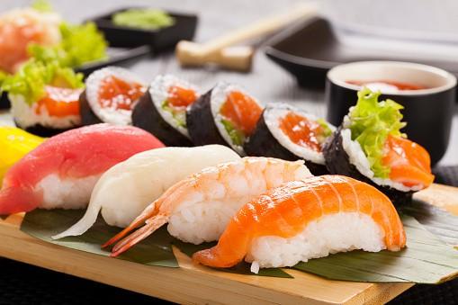 Mẹ bầu ăn sushi được không? Bí quyết ăn uống an toàn mẹ cần biết