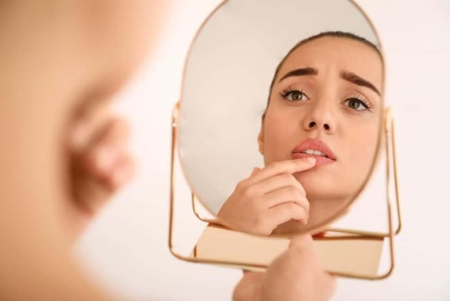 Đốm trắng trên môi liệu có nguy hiểm không?