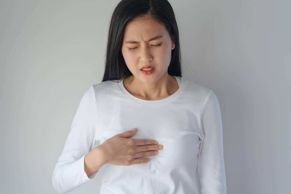 mẹ bầu ăn xúc xích ợ nóng