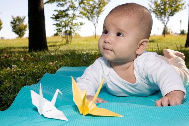 Bé mấy tháng biết lật? Con biết lật là cột mốc quan trọng cha mẹ cần lưu ý