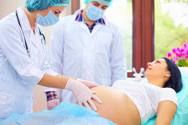 Đưa bé vào ngôi thai thuận trước sinh giúp mẹ sinh con dễ dàng