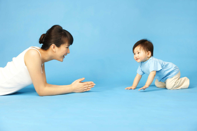 Bé bắt đầu tập bò: Cột mốc phát triển của con