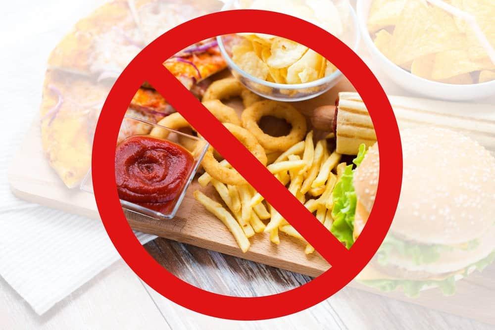 bị thoái hóa cột sống nên ăn gì? Tránh thức ăn nhanh