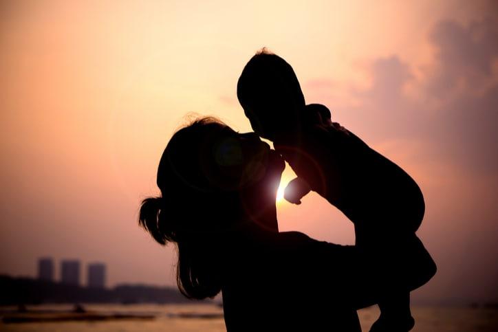 Mẹo giảm đau lưng khi bồng bế bé dành cho các mẹ