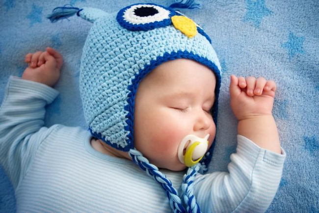 Cho trẻ ngậm núm vú giả khi nào, có tốt không? Cách cho bé ngậm ti giả và top 5 núm vú giả tốt nhất cho bé