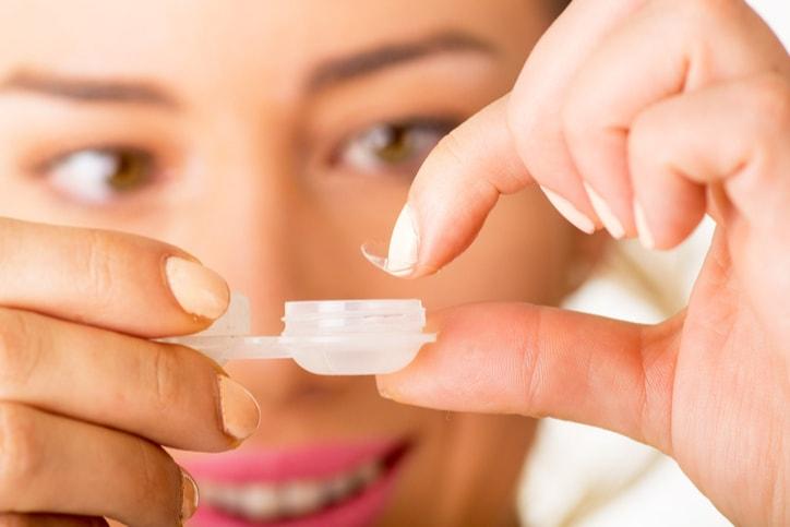 Tác hại của việc đeo kính áp tròng quá lâu