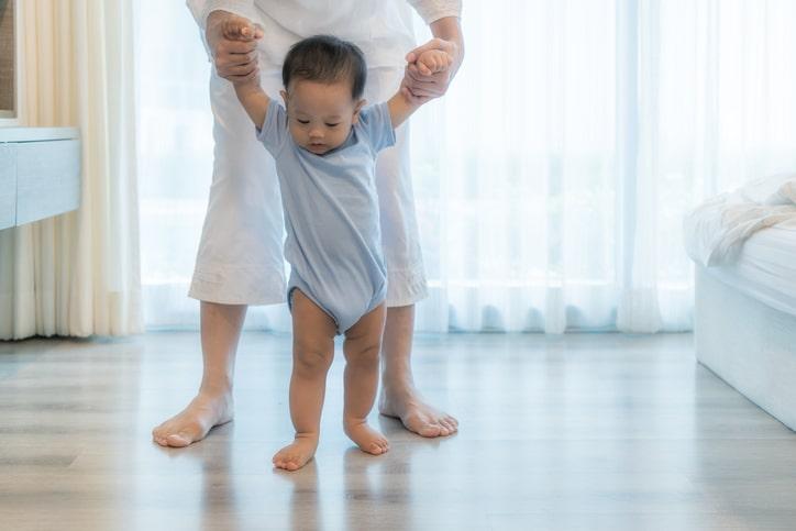 Cột mốc phát triển khi bé bắt đầu tập đi