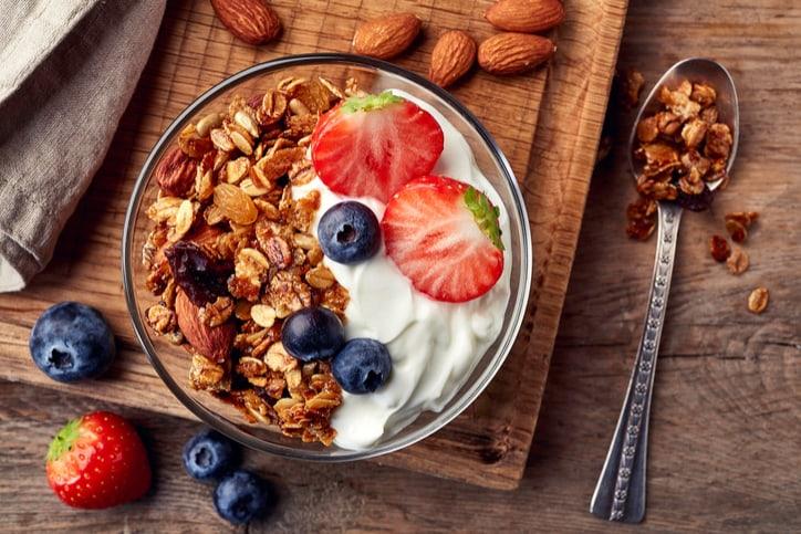 Khi nào cho con ăn sữa chua? 5 lưu ý cần nhớ khi cho bé ăn sữa chua