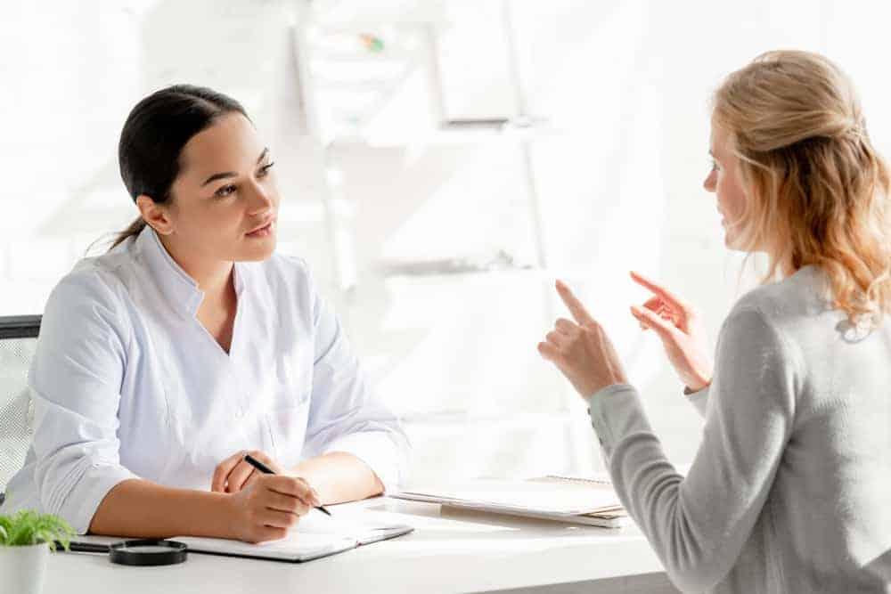 bác sĩ da liễu hướng dẫn cách ngừa sẹo