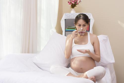 Bà bầu uống bao nhiêu nước mỗi ngày để đảm bảo thai kỳ khỏe mạnh?