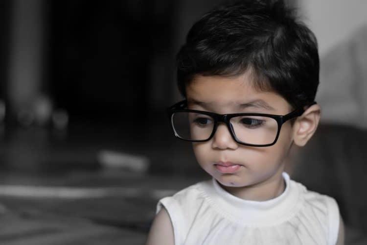 Trẻ cắn móng tay khi căng thẳng