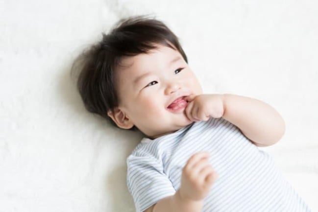 11 cách trị tật mút tay dứt điểm cho bé "cai" mút tay cực kỳ hiệu quả