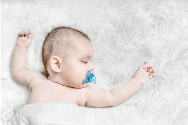 Có nên cho bé ngậm ti giả khi ngủ không? Lợi ích, tác hại và những lưu ý