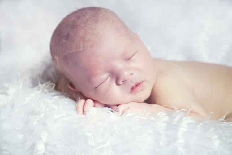 Có nên cho trẻ sơ sinh nằm gối? Khi nào cho bé nằm gối và cách chọn gối