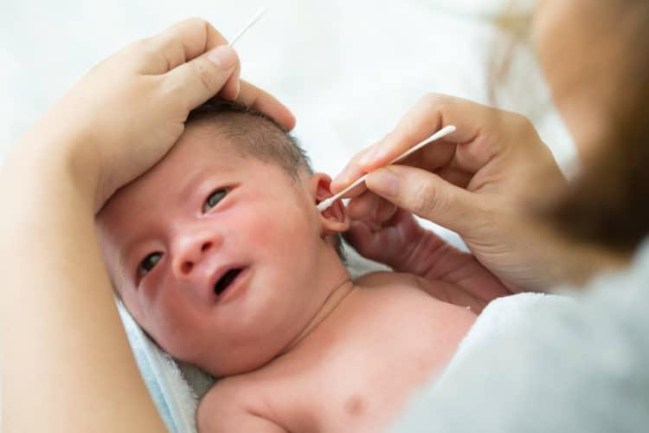 Lấy ráy tai cho bé: Không phải lúc nào cũng cần thiết!