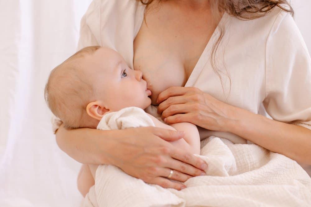 Làm sao biết bé bú đủ sữa mẹ? 5 cách đơn giản để nhận biết