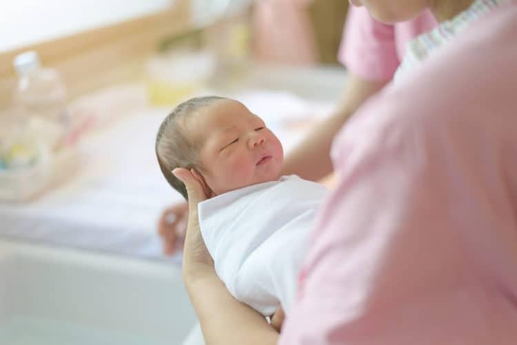 Ngày đầu tiên sau sinh của bé sẽ như thế nào?