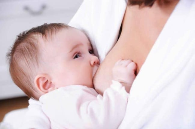 Có nên cho bé bú khi bị sốt do viêm vú hay không?